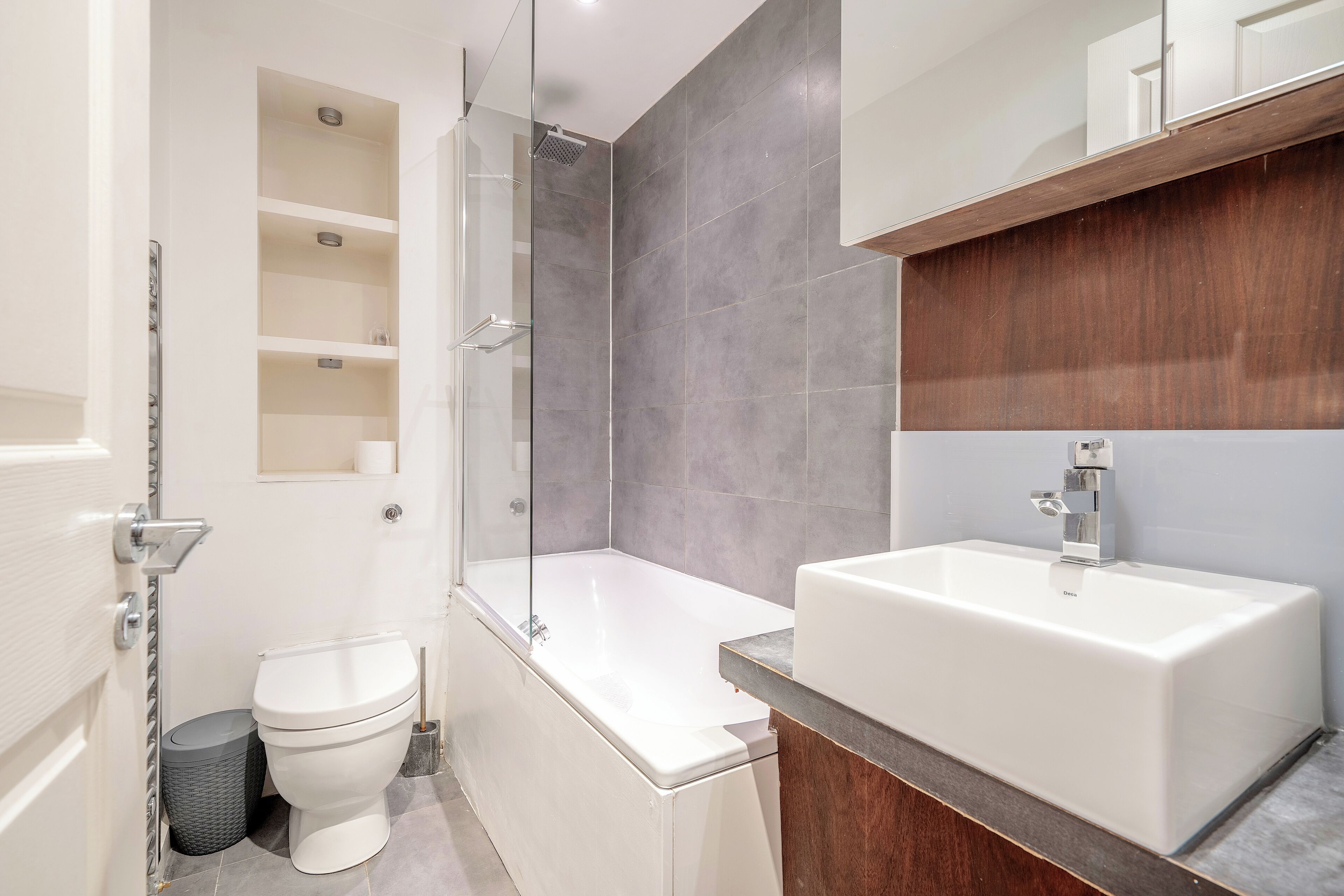 Secadora de cabello, toallas, jabón, shampoo 