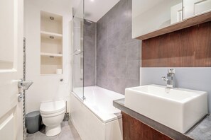 Secador de pelo, toallas, jabón, shampoo