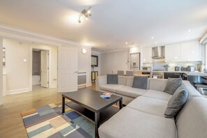 Smart TV - St. James Square Sanctuary (London)