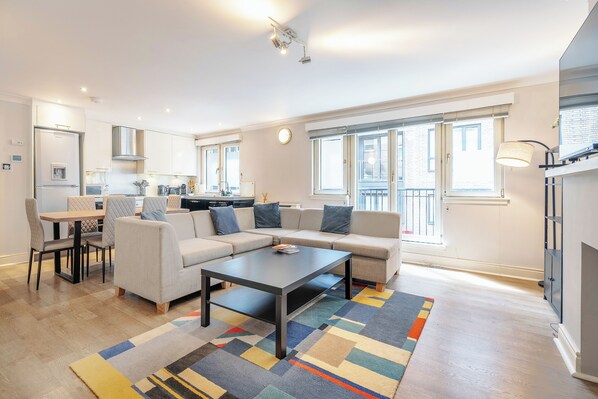 Smart TV - St. James Square Sanctuary (London)