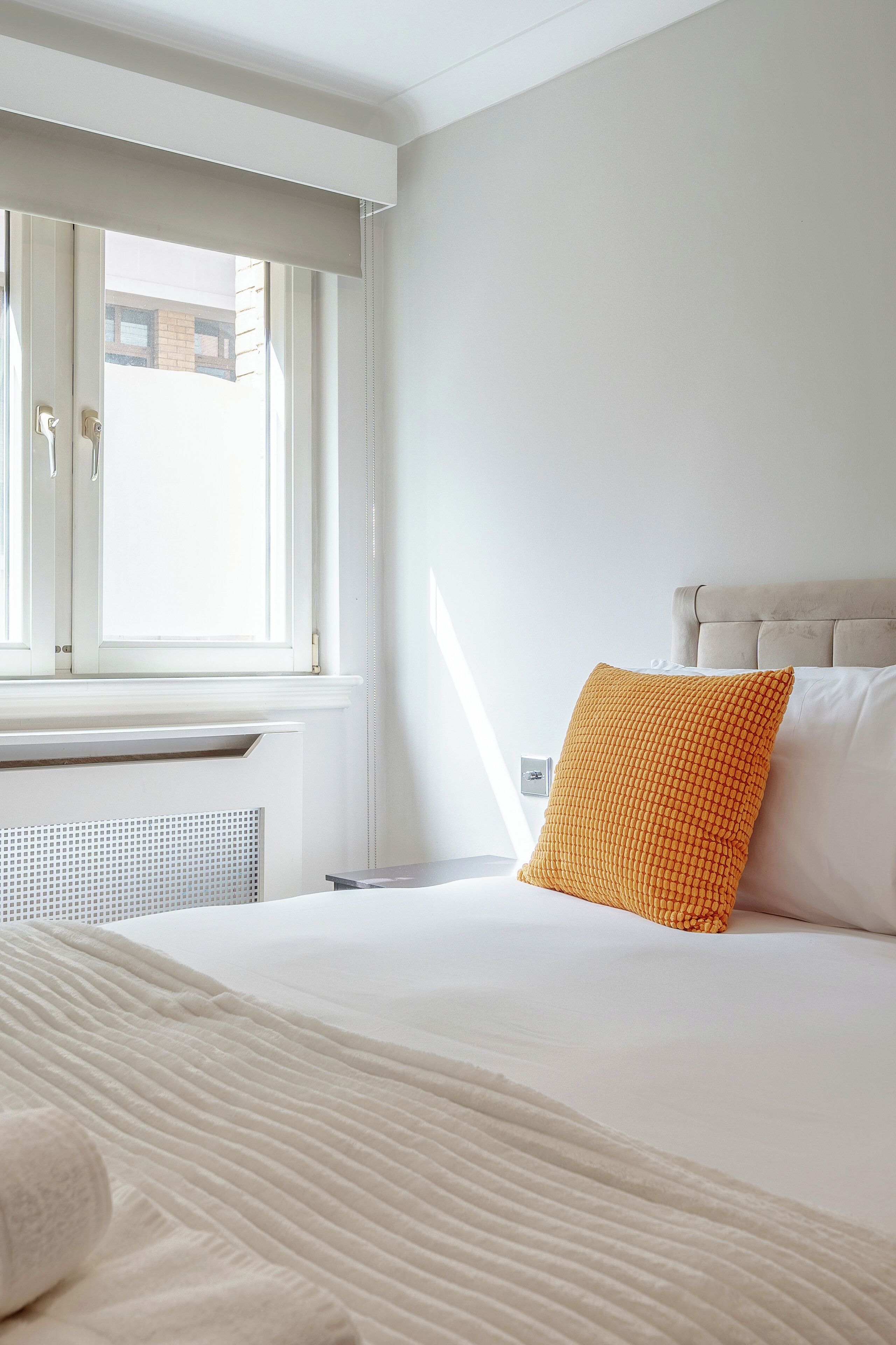 2 habitaciones, tabla de planchar con plancha y cuna de viaje 