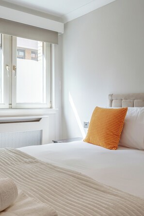 2 bedrooms, iron/ironing board, travel cot, free WiFi - St. James Square Sanctuary (London)