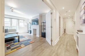 Smart TV - St. James Square Sanctuary (London)