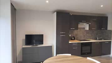Geladeira, micro-ondas, fogão, cooktop