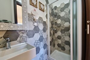 Dusche, Haartrockner, Bidet, Handtücher