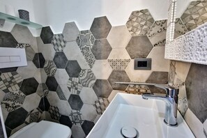 Bruser, hårtørrer, bidet, håndklæder