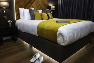 Royal Apartment, 2 Bedrooms, Non Smoking, Kitchen | Hypo-allergenic bedding, memory-foam beds, individually furnished