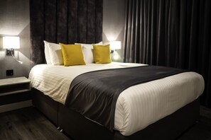 Executive Apartment, 2 Bedrooms, Non Smoking, Kitchen | Hypo-allergenic bedding, memory-foam beds, individually furnished - V City Aparthotels (Glasgow)