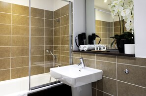 Kostenlose Toilettenartikel, Haartrockner, Handtücher, Toilettenpapier