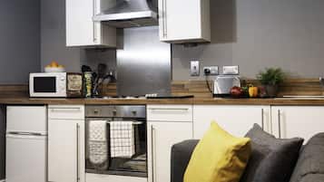 Full-sized fridge, microwave, oven, stovetop