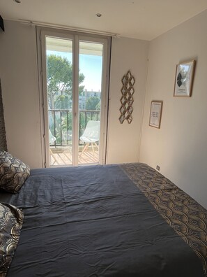 2 bedrooms, desk, iron/ironing board, free WiFi - Superbe apt Chic and Luxury vue sur les Collines de Marcel Pagnol Rental car (Marseille)