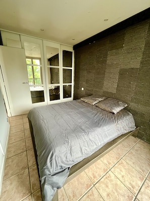 2 bedrooms, desk, iron/ironing board, free WiFi