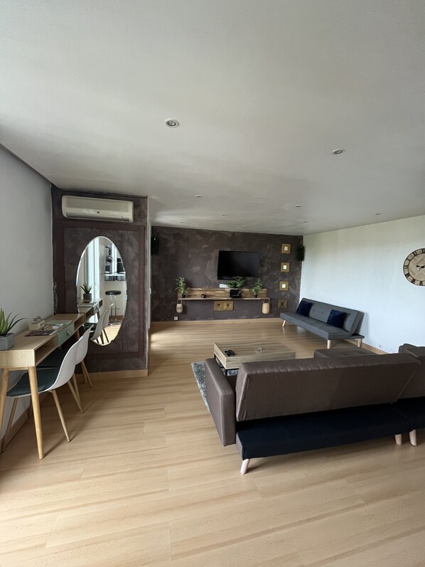 TV - Superbe apt Chic and Luxury vue sur les Collines de Marcel Pagnol Rental car (Marseille)