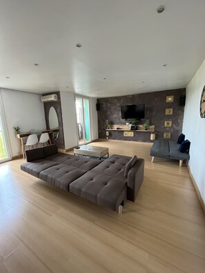 TV - Superbe apt Chic and Luxury vue sur les Collines de Marcel Pagnol Rental car (Marseille)