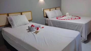 Quarto tradicional, várias camas, suíte | Frigobar, Wi-Fi de cortesia, roupa de cama