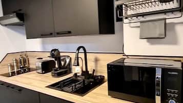 Frigorifero, microonde, forno, piano cottura