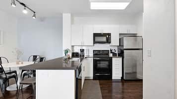 Køleskab, mikrobølgeovn, ovn, kogeplade