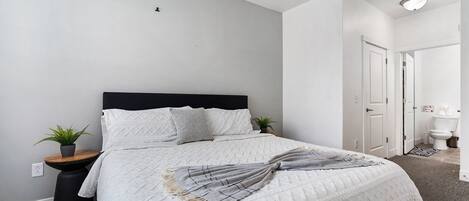 2 slaapkamers, een bureau, een strijkplank/strijkijzer, gratis wifi