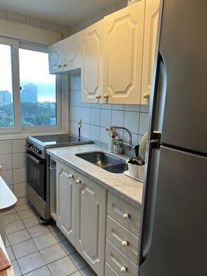 Kühlschrank, Mikrowelle, Ofen, Wasserkocher mit Kaffee-/Teezubehör