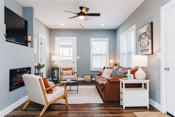 Smart TV, fireplace - Mid Century 1/4 mile to Downtown Main Street - breweries, coffee, dining, shops (Monroe)