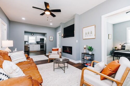 Mid Century 1/4 mile to Downtown Main Street - breweries, coffee, dining, shops