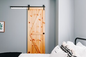 2 bedrooms, desk, free WiFi, bed sheets