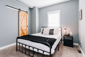 2 bedrooms, desk, free WiFi, bed sheets - Mid Century 1/4 mile to Downtown Main Street - breweries, coffee, dining, shops (Monroe)