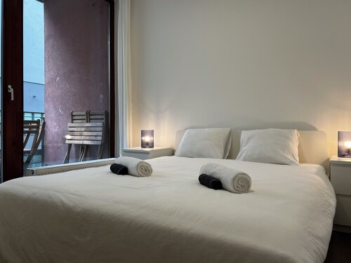 3BR • Sleeps 8 • Parking • Balcony • Near Shops