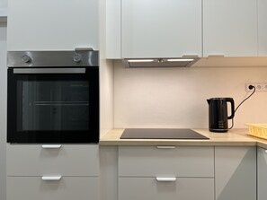 Frigorifero, forno, piano cottura, bollitore elettrico