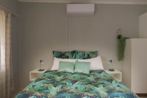 1 habitación y tabla de planchar con plancha