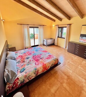 4 chambres, fer et planche à repasser, Wi-Fi, draps fournis