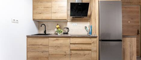 Réfrigérateur, four à micro-ondes, surface de cuisson, lave-vaisselle