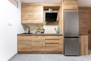 Frigorífico, microondas, placa de cocina y lavavajillas