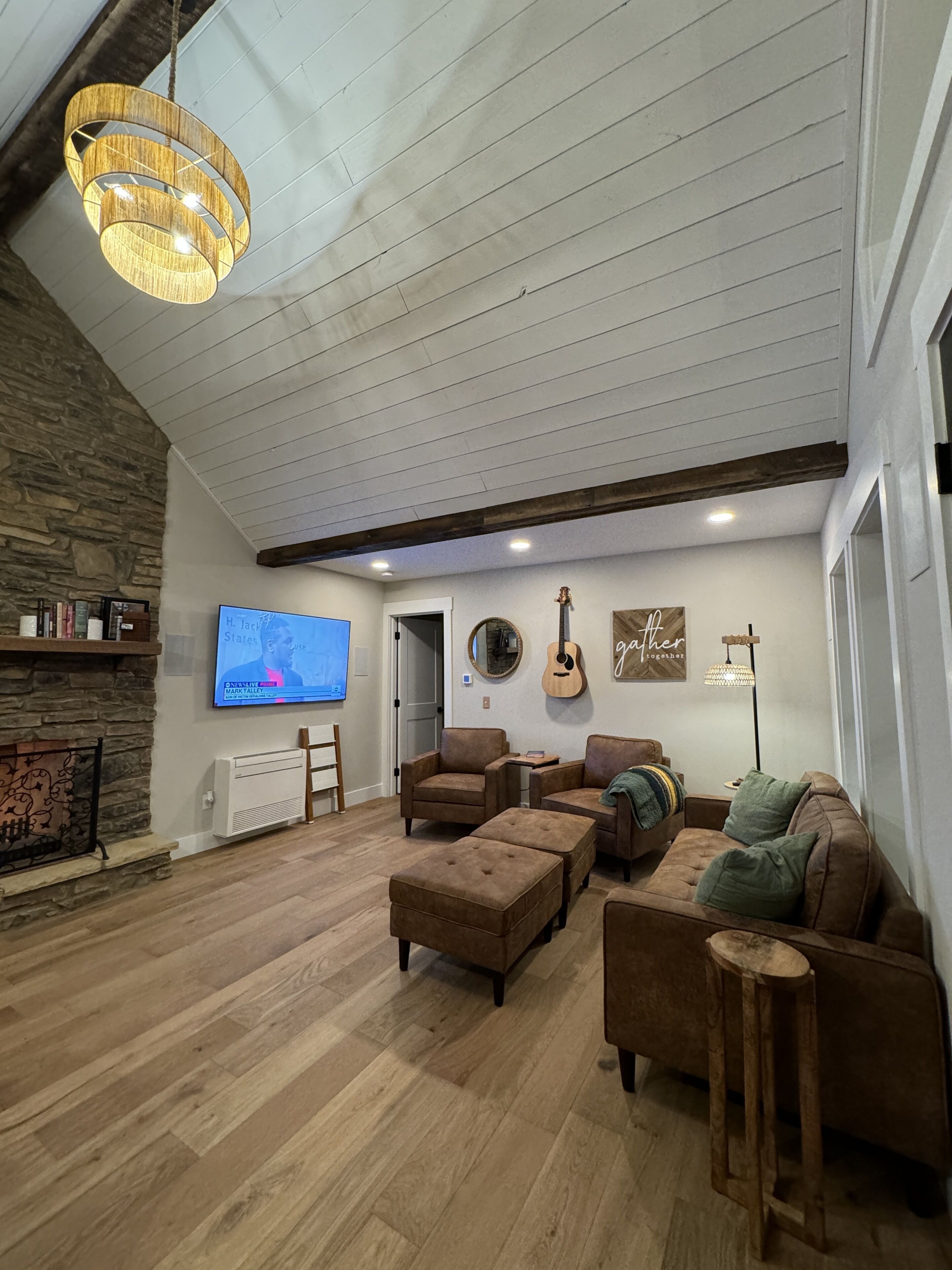 智能电视、壁炉、书、立体声音响