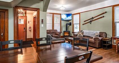Downtown Home. Private Hot tub. Walkable location.
