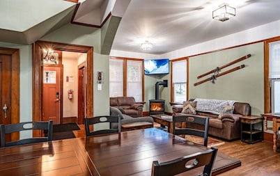 Downtown Home. Private Hot tub. Walkable location.