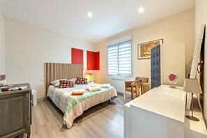 2 bedrooms, iron/ironing board, bed sheets - Holiday Home 'Maison 4 Pers 5kms De La Plage' with Private Terrace and Private Garden (Plouider)