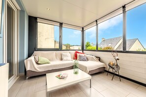 TV - Holiday Home 'Maison 4 Pers 5kms De La Plage' with Private Terrace and Private Garden (Plouider)