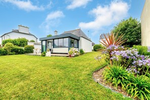 Exterior - Holiday Home 'Maison 4 Pers 5kms De La Plage' with Private Terrace and Private Garden (Plouider)