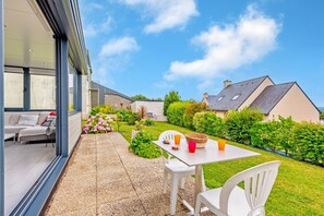 Outdoor dining - Holiday Home 'Maison 4 Pers 5kms De La Plage' with Private Terrace and Private Garden (Plouider)