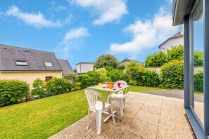 Outdoor dining - Holiday Home 'Maison 4 Pers 5kms De La Plage' with Private Terrace and Private Garden (Plouider)