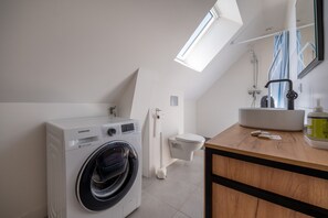 Douche, séchoir à cheveux, serviettes fournies