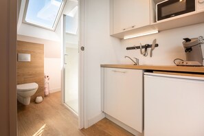 Jääkaappi, mikroaaltouuni, liesi, kahvin-/teenkeitin