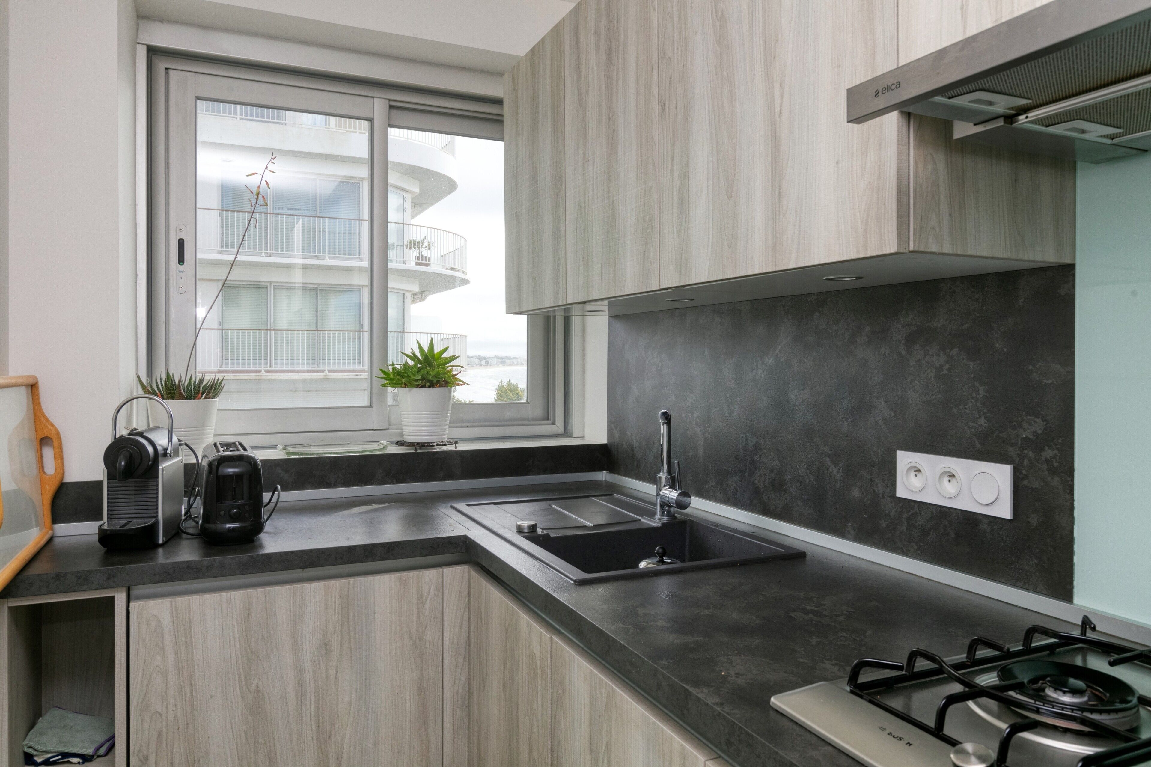 Køleskab, mikrobølgeovn, ovn, kogeplade