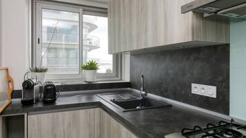 Køleskab, mikrobølgeovn, ovn, kogeplade