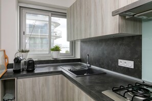 Kylskåp, mikrovågsugn, ugn och spishäll