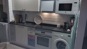 Réfrigérateur, four à micro-ondes, un four, surface de cuisson