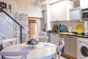 Réfrigérateur, four à micro-ondes, un four, surface de cuisson