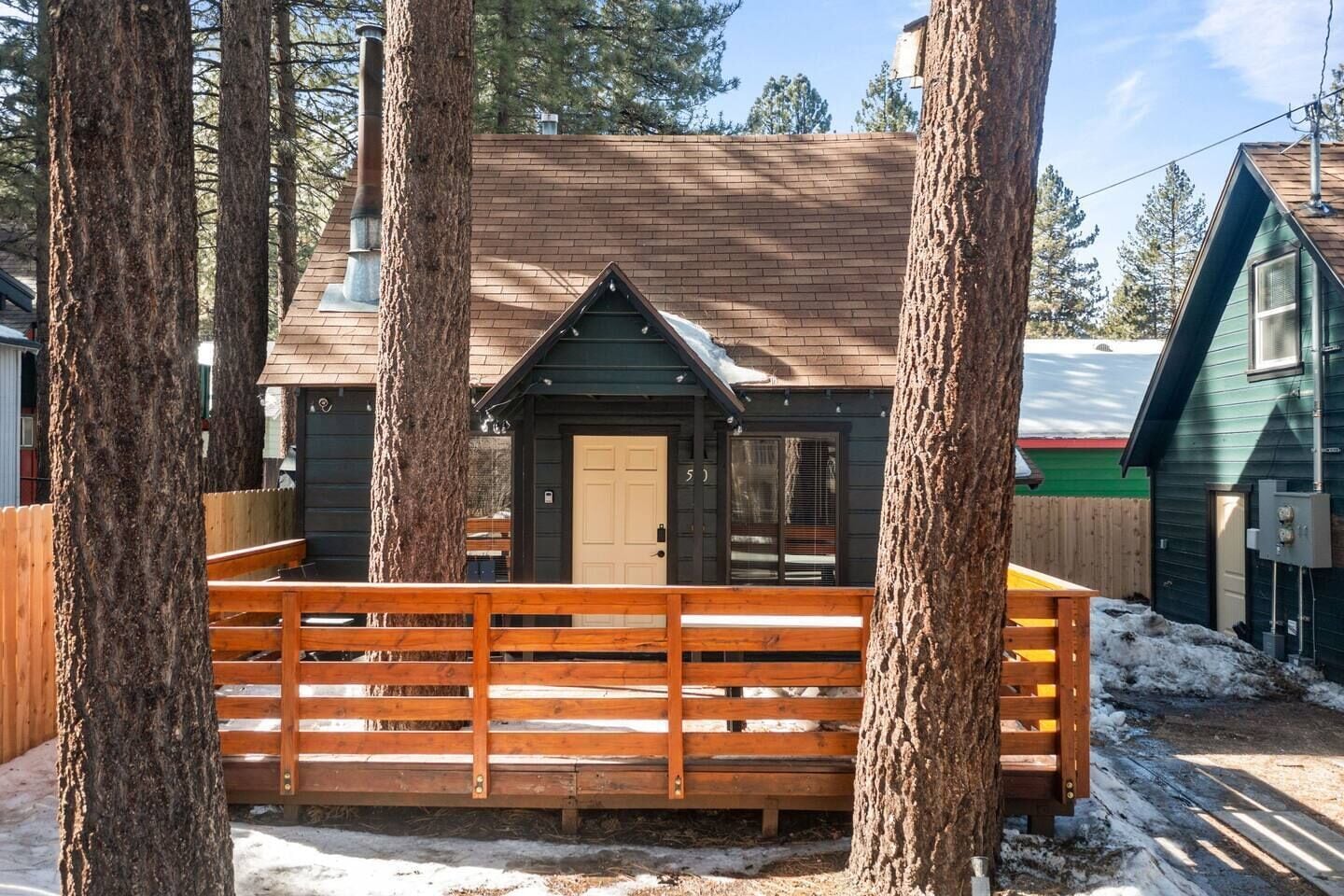 Pet-Friendly Stylish Cabin with Hot Tub Walk to Summit