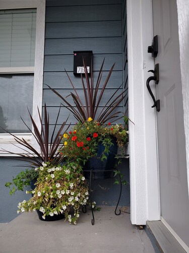 Cute 2-bedroom Furnished House walking distance to Penticton Regional Hospital